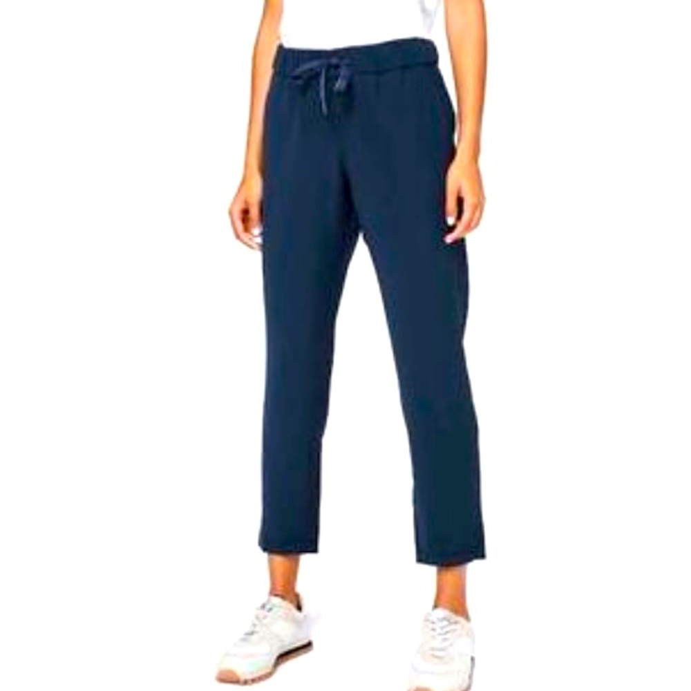 Lululemon “On the Fly” woven 7/8 pants in navy